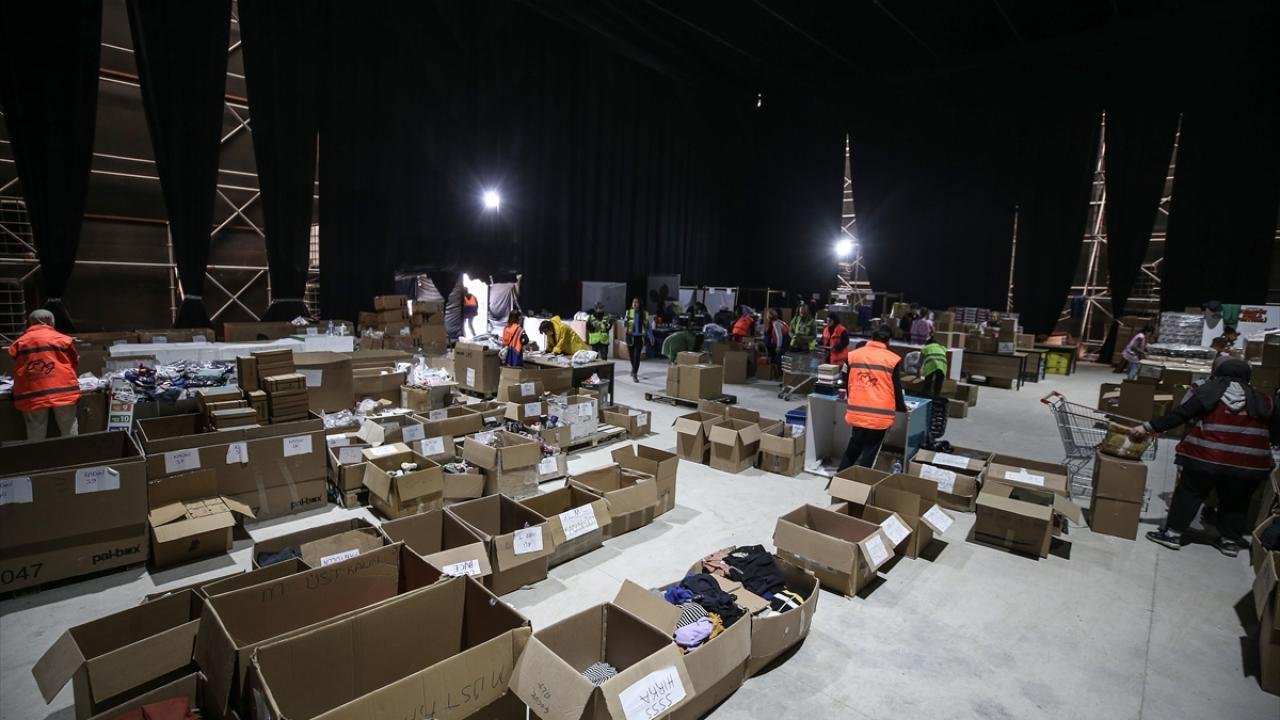 Türkiyenin Dört Bir Yanından Gelen Gönüllüler Hataylı Depremzedeleri Yalnız Bırakmıyor